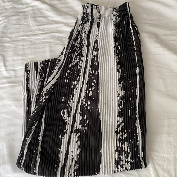 Black Marble Pleated Pants - Picture 4 of 4